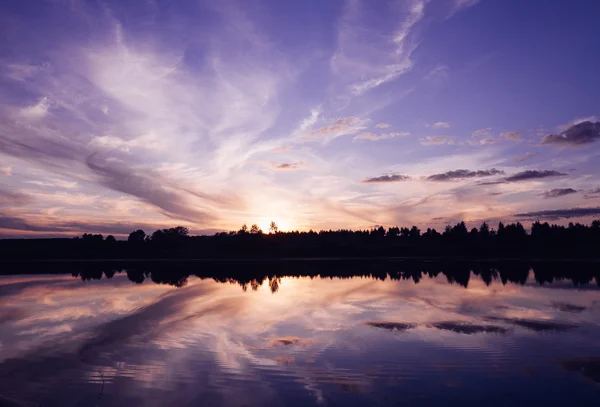 Tramonto sulla spiaggia con bel cielo — Foto Stock