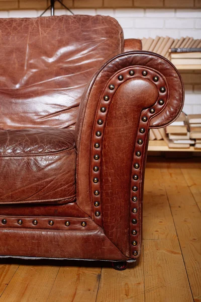 Closeup υφή της εκλεκτής ποιότητας καφέ δερμάτινη πολυθρόνα στη βιβλιοθήκη — Φωτογραφία Αρχείου