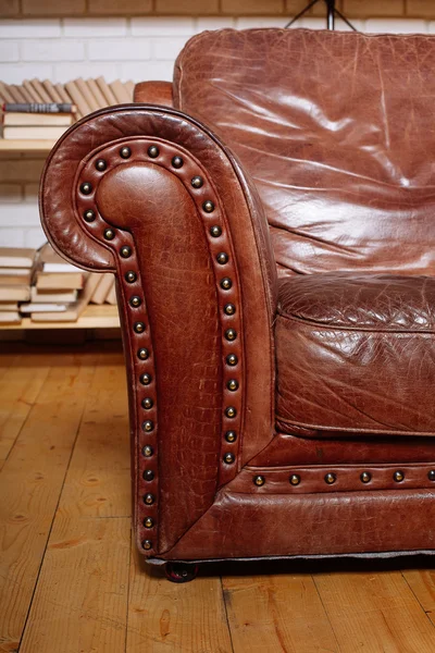 Sillón clásico de cuero marrón en la biblioteca — Foto de Stock