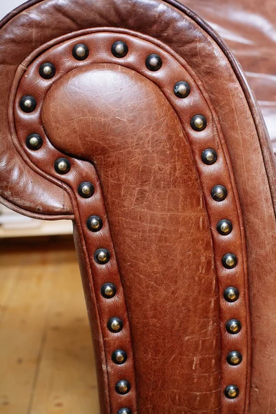 Closeup texture of vintage brown leather armchair in  library — Stock Photo, Image