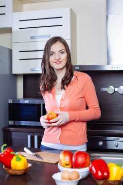 Mutlu genç kadın yeme elma 