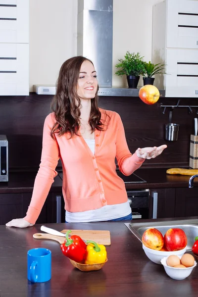 Glückliche junge Frau isst Äpfel — Stockfoto