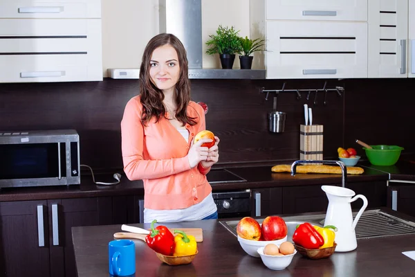 Feliz joven comiendo manzanas — Foto de Stock