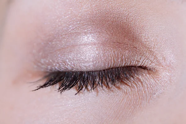 Beautiful woman 's brown eye close up — стоковое фото