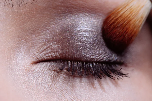 Maquillaje de ojos mujer aplicando sombra de ojos — Foto de Stock