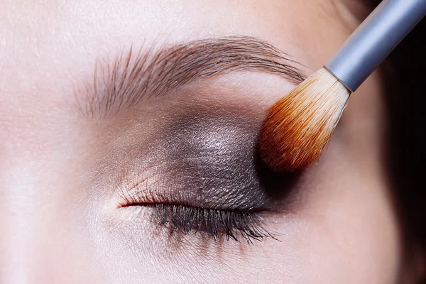 Oog make-up vrouw toepassing van oogschaduw — Stockfoto