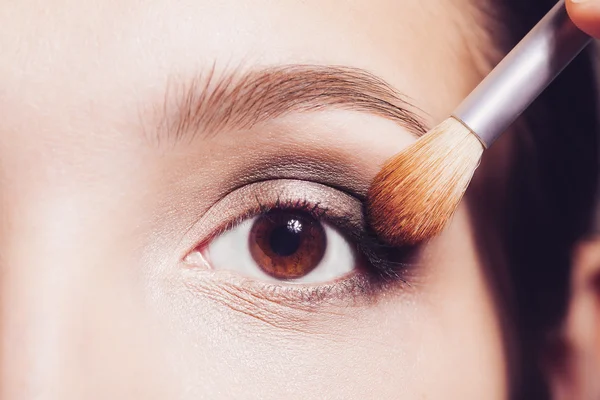 Mulher maquiagem olho aplicando sombra — Fotografia de Stock