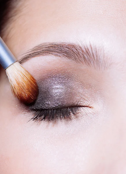 Kobieta makijaż oka zastosowanie eyeshadow — Zdjęcie stockowe