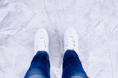 Kadın buz pateni. açık havada buz pateni pisti üzerinde kış.