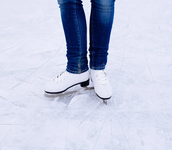 Mulher a patinar no gelo. inverno ao ar livre na pista de gelo . — Fotografia de Stock