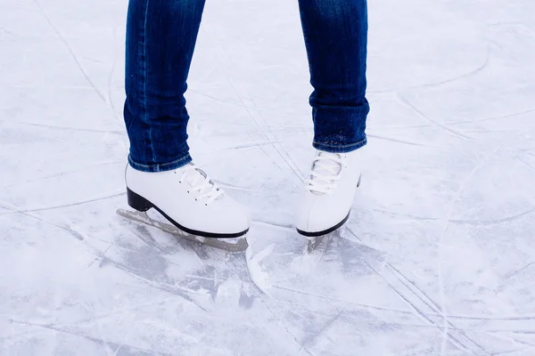 Patinage sur glace féminin. hiver à l'extérieur sur la patinoire . — Photo