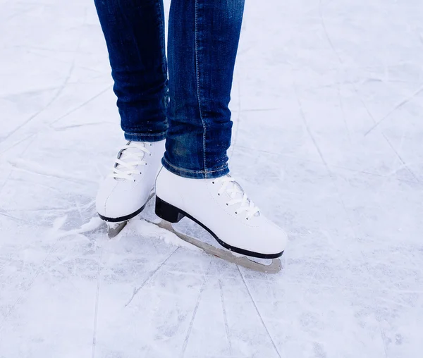 女子滑冰。冬天在户外冰场上. — 图库照片