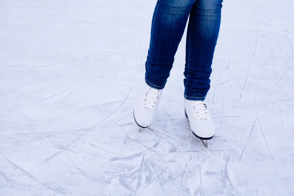 女子滑冰。冬天在户外冰场上. — 图库照片