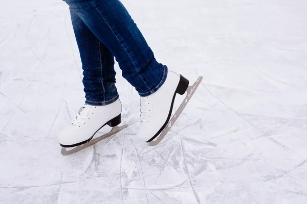 Mulher a patinar no gelo. inverno ao ar livre na pista de gelo . — Fotografia de Stock