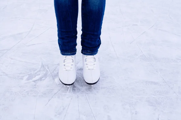 Mulher a patinar no gelo. inverno ao ar livre na pista de gelo . — Fotografia de Stock