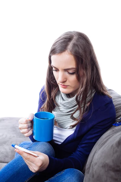 Mujer joven que tiene gripe — Foto de Stock