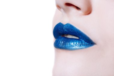 Kadının dudakları parlak mavi ruj ile