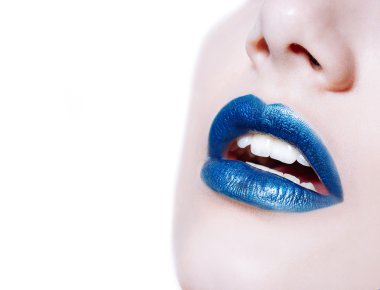 Kadının dudakları parlak mavi ruj ile
