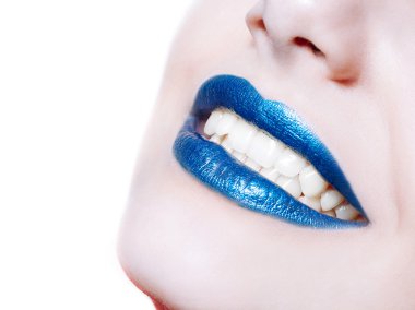 Kadının dudakları parlak mavi ruj ile