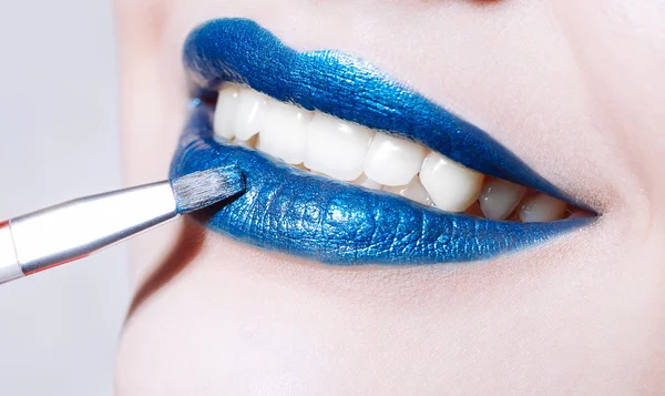 Mujer pinta sus labios con lápiz labial azul brillante —  Fotos de Stock