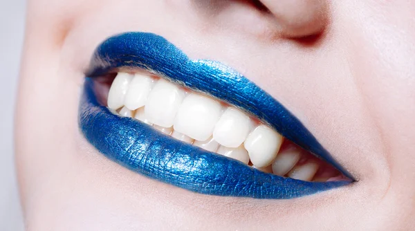 Lèvres femme avec rouge à lèvres bleu brillant — Photo