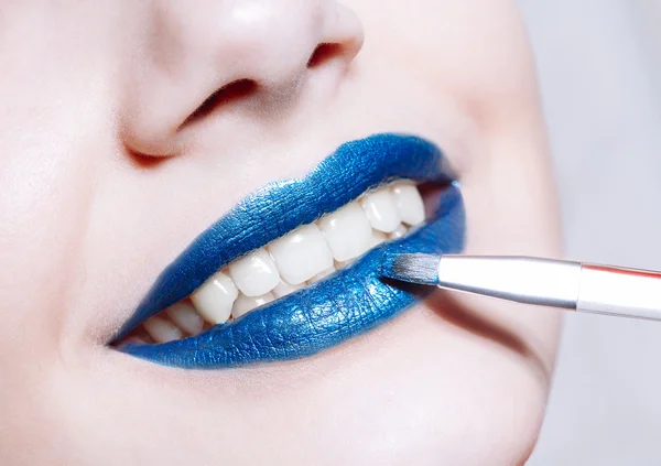 Mujer pinta sus labios con lápiz labial azul brillante —  Fotos de Stock