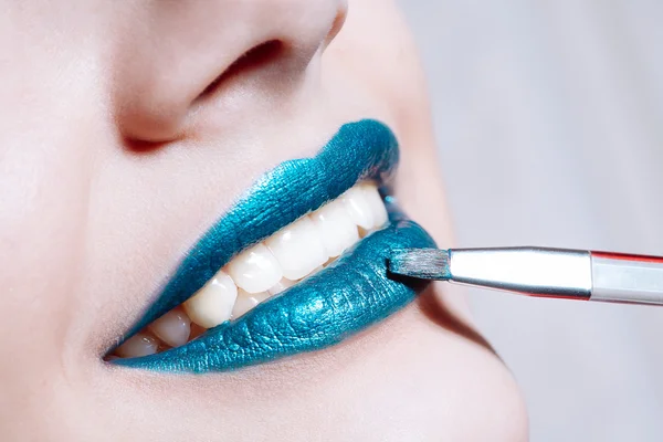 Γυναίκα να χρωματίζει τα χείλη της με γυαλιστερό μπλε κραγιόν — Φωτογραφία Αρχείου