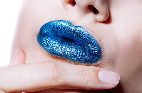 Kobieta usta szminką lśniący niebieski — Zdjęcie stockowe