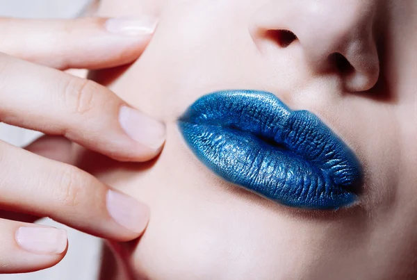 Labios de mujer con lápiz labial azul brillante —  Fotos de Stock