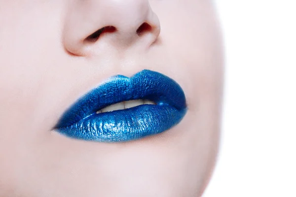Lábios de mulher com batom azul brilhante — Fotografia de Stock