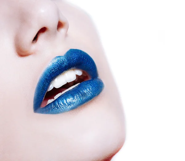 Vrouw lippen met glanzende blauwe lippenstift — Stockfoto