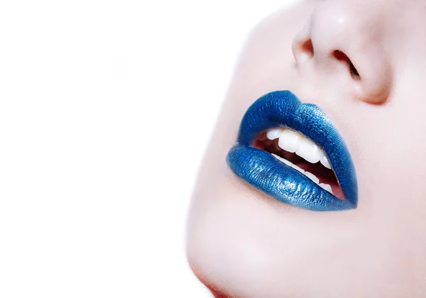 Γυναίκα χείλη με γυαλιστερό μπλε κραγιόν — Φωτογραφία Αρχείου