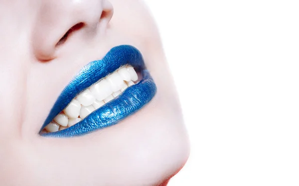 Γυναίκα χείλη με γυαλιστερό μπλε κραγιόν — Φωτογραφία Αρχείου