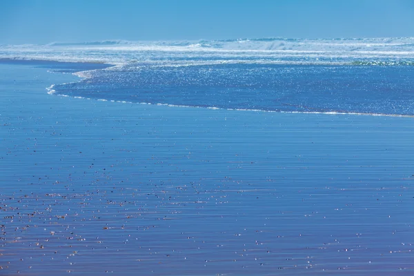 Våt Sand av Atlanten seglar utmed kusten, Biarritz — Stockfoto