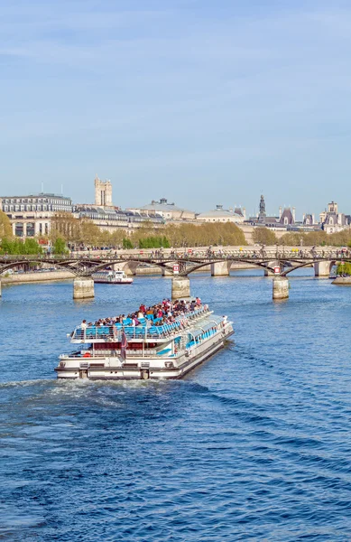 Řeku Seinu a turistických lodí, Paříž — Stock fotografie