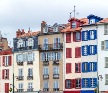 Tipik eski evler, Bayonne renkli panjurlar