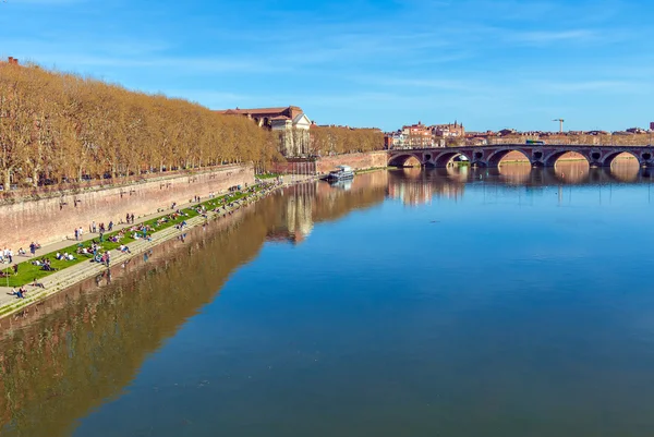 Ponte de pedra através de Garonne, Toulouse — Fotografia de Stock