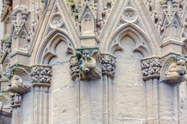 Taş oyma, katedral Sainte-Marie de Bayonne