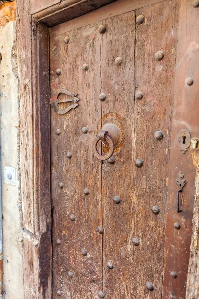 Puerta antigua con Knocker hecho a mano —  Fotos de Stock