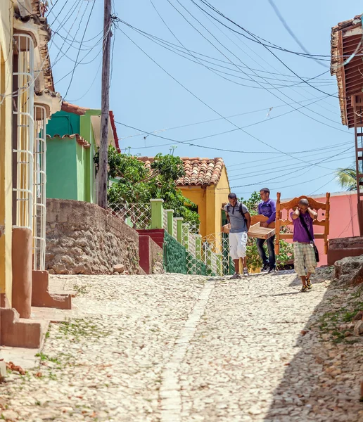 Trinidad, Kuba-30 mars 2012: gatorna i gamla stan med teenag — Stockfoto