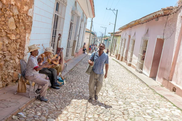 Trinidad, Kuba-30 mars 2012: Street Music band av fyra män — Stockfoto