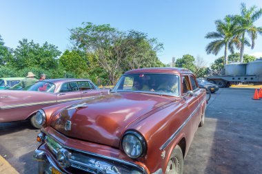 Cienfuegos, Cuba - 23 Mart 2012: Kırsal Park retro Ford ile
