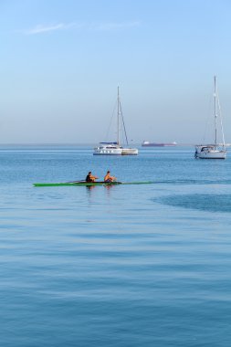 Cienfuegos, Cuba - 30 Mart 2012: takım iki adamın kürek 
