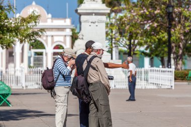 Cienfuegos, Küba - 30 Mart 2012: eski şehirde yabancı turistler 
