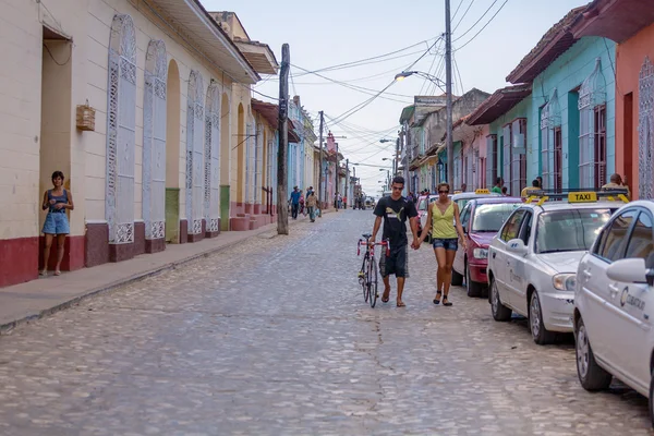 トリニダード、キューバ - 2012年3月30日:ツーリスと旧市街の通り — ストック写真