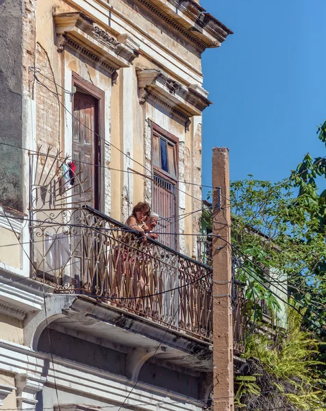 CIENFUEGOS, CUBA - 30 de marzo de 2012: dos mujeres mirando desde el balcón —  Fotos de Stock