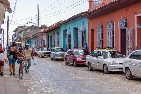 Trinidad, Kuba-30 mars 2012: gatorna i gamla staden med Touris — Stockfoto