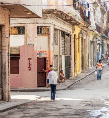 Havana, Küba - 1 Nisan 2012: Villegas sokak eski şehirde 