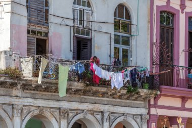 Havana, Küba - 1 Nisan 2012: İspanyol erkek evin balkonunda