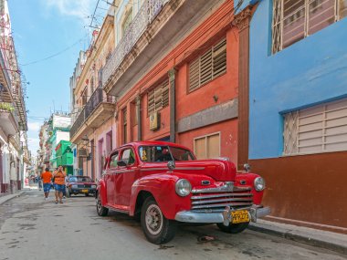 Havana, Küba - 1 Nisan 2012: Kırmızı Ford eski model araba 